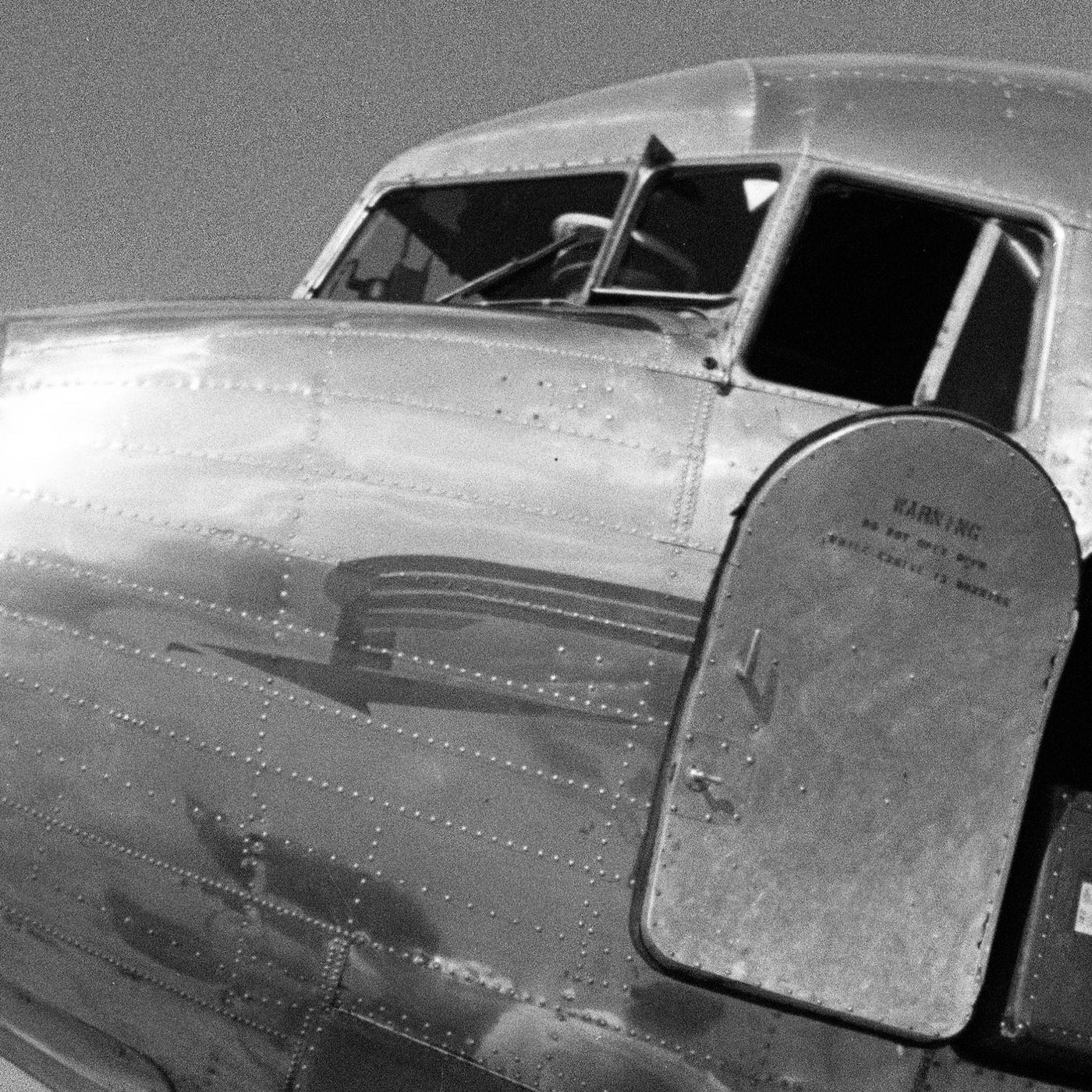 Skinande blank DC-3 på Bromma 1940